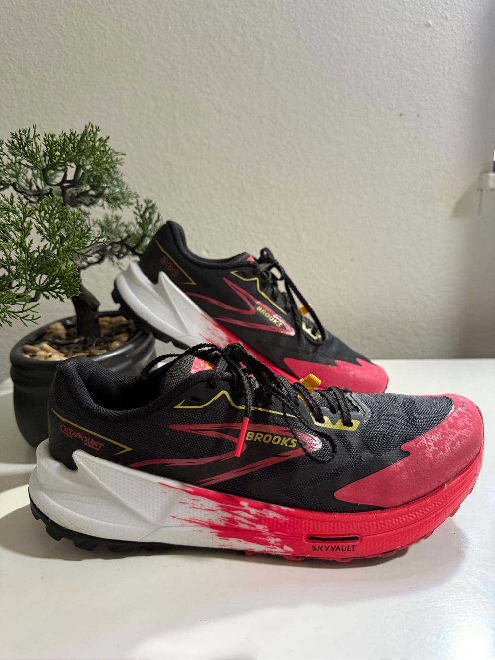 Brooks Catamount 3 women size 8.5 Black and red Trail Running Shoes